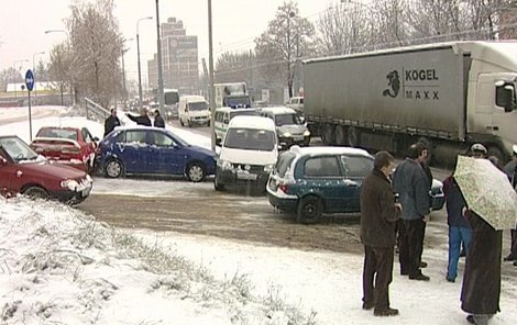 Ve Zlíně do sebe narazilo patnáct řidičů.