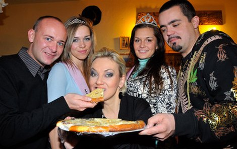 Vedle Kateřiny Hamrové (uprostřed), Pavla Novotného (vpravo) a pořadatele Muže roku Davida Novotného se zahájení nového ročníku Miss Junior zúčastnily i loňské vítězky.