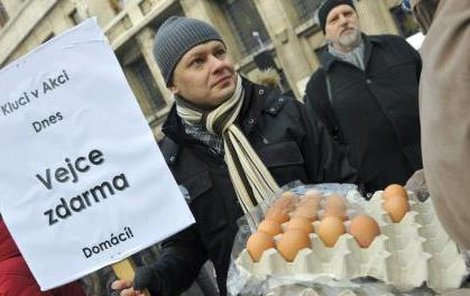 Vejce jdou dnes před pražským magistrátem na odbyt.