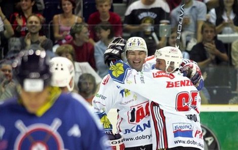 Velká radost! Jaromír Jágr s Martinem Dejdarem slaví gól při aranžované exhibici v Liberci, z níž se objevily záběry v prvním díle seriálu.