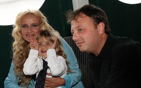 Vendula Svobodová se synem a milencem Patrikem.