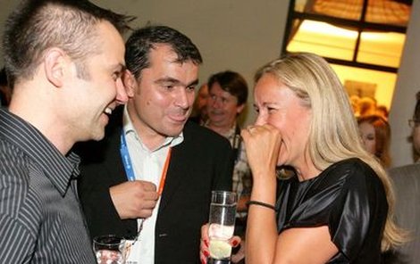 Vendula Svobodová se výborně bavila se svým manažerem Janisem Sidovským (vlevo) a ředitelem TV Barrandov Kamilem Spáčilem.