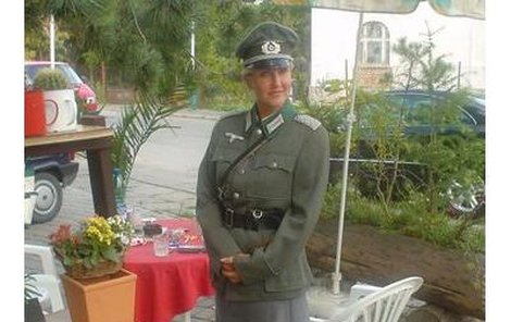 Vendula Svobodová v nacistické uniformě