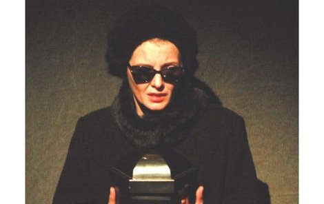Veronika Žilková jako Adina Mandlová pochovává v rámci představení svojí malou dcerku, která zemřela hned po porodu. 