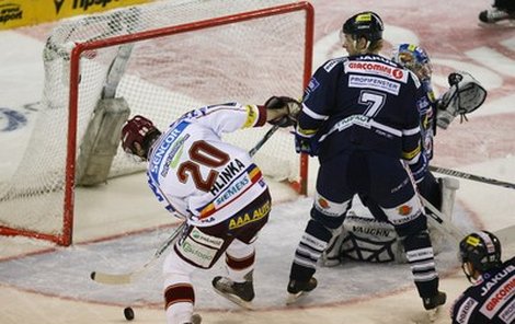 Věřte, nevěřte, ale ani z téhle pozice nebyl včera útočník Sparty Miroslav Hlinka schopen vstřelit gól!