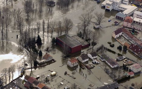 VESELÍ NAD LUŽNICÍ - Ve Veselí nad Lužnicí se slitím řek Lužnice, Nežárky a Bechyňského potoka zalila částměsta. Uprostřed je sportovní hala.