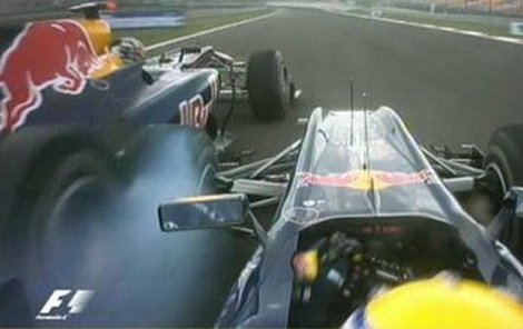 Vettel (vlevo) a Webber se střetli 18 kol před koncem GP Turecka, německý pilot závod nedokončil. Ve stáji Red Bull zavládla ponurá nálada.