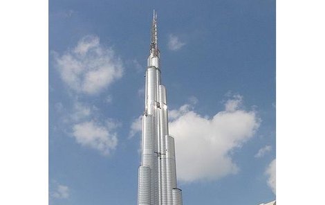 Věž Burdž Chalífa v Dubaji je vysoká 828 metrů. Cruise ale závratě nemá.