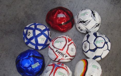Více než 12 tisíc fotbalových míčů bylo slisováno v kartonech. 