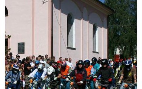 Více než padesát jezdců se postavilo na startovní čáru závodu napříč Radvanicemi.