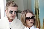 David Beckham vypadá skvěle v brýlích tipu aviator, které nosí také vojáci, či, jak už název napovídá, letci.  Jeho manželka Victoria se zas zamilovala to přehnaně velkých obrouček, které jsou nyní velmi trendy.