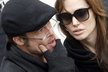 „Víš co, zlato? Pojedu točit do Chile.“ Brad Pitt s Angelinou Jolie během jejího natáčení v Maďarsku.