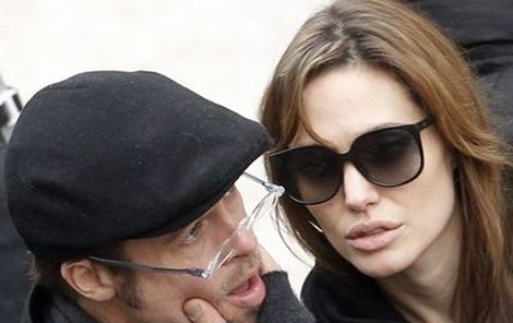 „Víš co, zlato? Pojedu točit do Chile.“ Brad Pitt s Angelinou Jolie během jejího natáčení v Maďarsku.