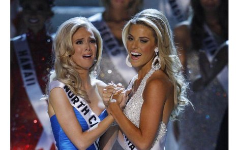 Vítězka Miss USA Kirsten Dalton (vlevo) s neuznanou favoritkou Carrie Prejean.