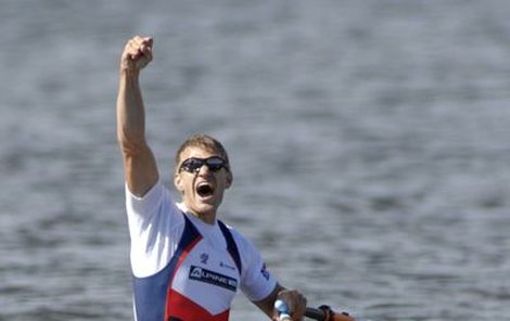 Vítězné gesto Ondřeje Synka, prvního českého veslaře, jenž se stal mistrem světa v olympijské disciplíně!