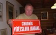 Vítězslav Jandák hrdě drží ceduli s označením svého chodníku ve Volyni, který se po něm jednou bude jmenovat.