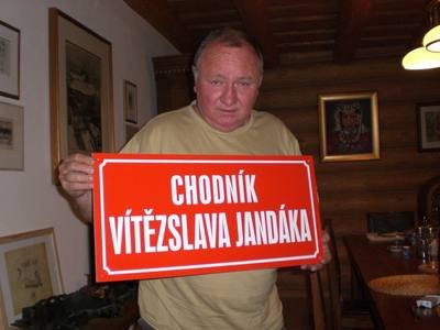 Vítězslav Jandák hrdě drží ceduli s označením svého chodníku ve Volyni, který se po něm jednou bude jmenovat.