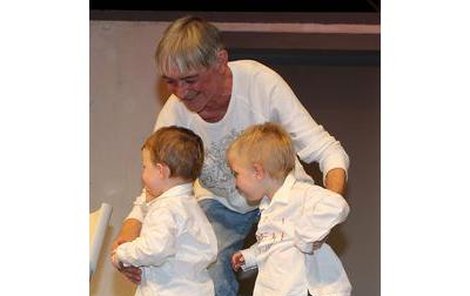 Vladimír Dlouhý se na veřejnosti objevoval jen se svými tříletými dvojčaty.