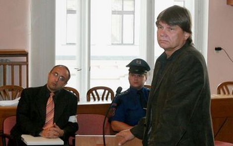 Vladimír Mikuš (vlevo) se snažil vinu hodit na manžela oběti Jiřího Steppana.