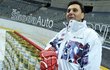 Vladimír Růžička se na vlastní oči přesvědčil, kolik soudků se vejde do hokejové branky.