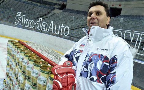Vladimír Růžička se na vlastní oči přesvědčil, kolik soudků se vejde do hokejové branky.