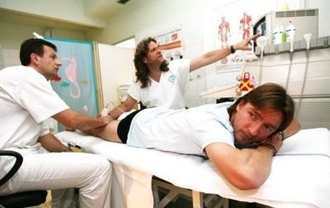 Vladimír Šmicer na ultrazvuku v péči doktorů Miloše Barny (vlevo) a Zdeňka Hříbala. „Mám už to taky pěkně dlouhý, do šampionátu musím ještě zajít k holiči,“ prohlásil fotbalista, když viděl druhého z lékařů. To ale netušil