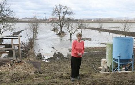 Vladimíra Dokoupilová se bojí okamžiku, až voda zcela zalije její zahradu.