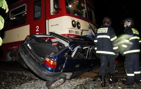 Vlak auto úplně zdemoloval.