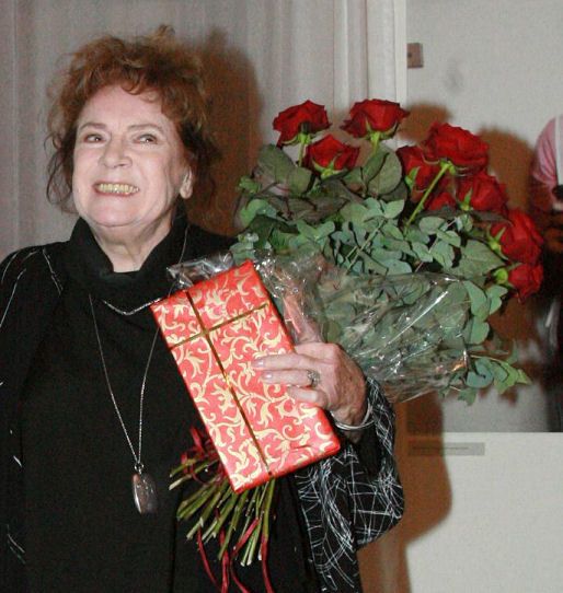 Vlasta Chramostová dostala po představení spousty květin, darů a uznání od kolegů.