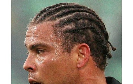 Vlasy spletené do copánků, to je Ronaldo dneška…