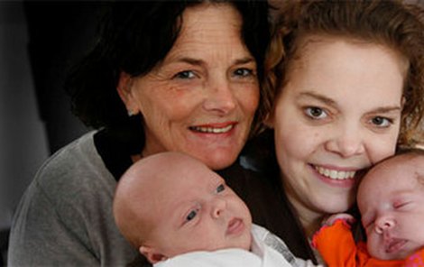 (vlevo) Maria Bertels (51), Femke Bertels (26), (vlevo) syn Mike a (vpravo) dcerka Luna