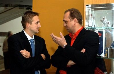 Vlivní v českém fotbale. Tomáš Petera (vlevo) a Pavel Zíka (hráčský agent). O čem se asi radí?
