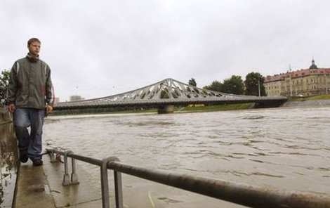 Vltava se v Českých Budějovicích rozlila na náplavku u Dlouhého mostu.