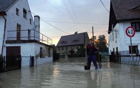 Voda z přívalových dešťů napáchala obrovské škody po celé republice. 