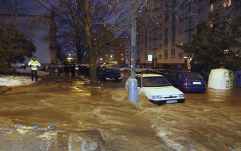 Voda zaplavila v Plzni křižovatku ulic Těšínská a Sousedská.