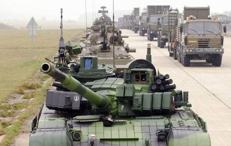 Vojáci absolvovali generálku na slavnostní přehlídku v Bechyni. Zítra už pojedou naostro. (na fotografii) Tank T-72M4 CZ - Hmotnost: 48 tun, Osádka: 3 osoby, Dostřel: až 5 km, Max. rychlost: 61 km/hod