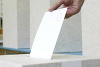 Ve volební místnosti zemřel starý muž (+78)