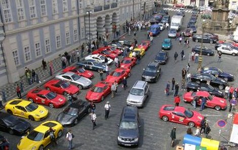Vozy se shromáždily na Malostranském náměstí, odkud vyrazily na spanilou jízdu Prahou. Majitelé vozů večer povečeřeli v prostorách Pražského hradu. 