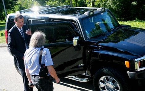 Vratislav Lokvenc přijel na pohřeb v černém hummeru.