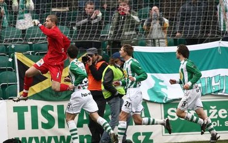 Vršovický »Chilavert« Radek Sňozík (v červeném) slaví svůj gól z penalty. Jenže na body nestačil.