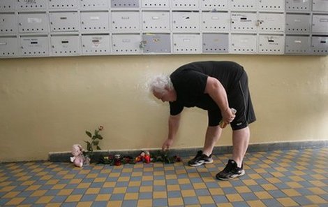 Vstupní prostory domu se plní kyticemi, svíčkami i plyšáky. Růži tu položil také soused mrtvých dětí Ladislav Turek.