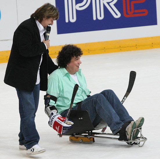 Vtipálci Suchánek a Genzer budou uvádět zápasy NHL v Praze. Takhle si vyzkoušeli sáňky, na nichž hrají postižení hokejisté sledge hokej.