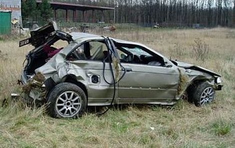 Vůz dostal smyk a na louce u silnice se ještě převrátil na střechu. 