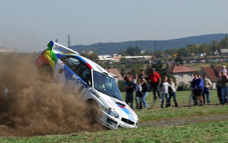 Vůz Subaru Impreza STi Emila Trinera se zvedl do výšky...
