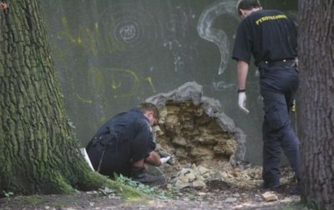 Výbuch bomby udělal do zdi kolem letohrádku Hvězda obrovskou díru.