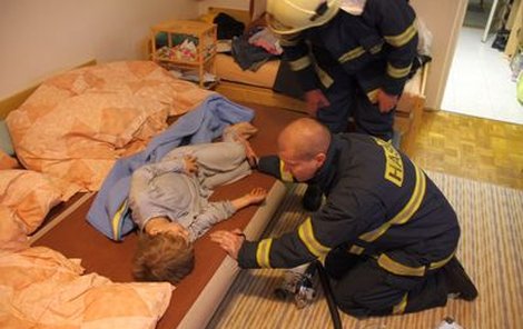 Vyděšeného školáka chlácholil speciálně vyškolený hasič.