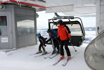 Výhodou Fichtelbergu je, že nejdelší sjezdovka zde měří téměř 7 km, na Klínovci má nejdelší trať pouhé 2,5 km.