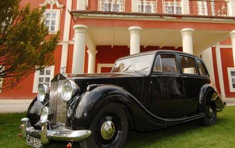 Výjimečný originál přijel do Česka: Model Rolls-Royce Silver Wraith byl v koloně, která v roce 1952 vezla královnu Alžbětu II. ke korunovaci.