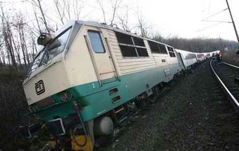 Vykolejený vlak zkomplikoval dopravu na mezinárodní trati.