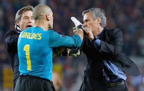 „Vypadni, mazej!“ Valdés na svém hřišti rozdováděného triumfujícího Mourinha nemohl ani cítit. Chtěl ho odehnat, chytil ho jako zápasník a tlačil pryč, daleko z Nou Campu...